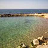 Accanto si allunga un piccolo pezzo di costa libera che rappresenta forse il luogo di mare pi� attraente di tutta Bari. Una sorta di �golfo� in cui l�acqua molto bassa permette la creazione di piccoli arenili sabbiosi. Sull�insenatura tra l�altro si affaccia l�ultima spiaggia privata cittadina, ovvero il Lido del Carabiniere, riservato all�Arma